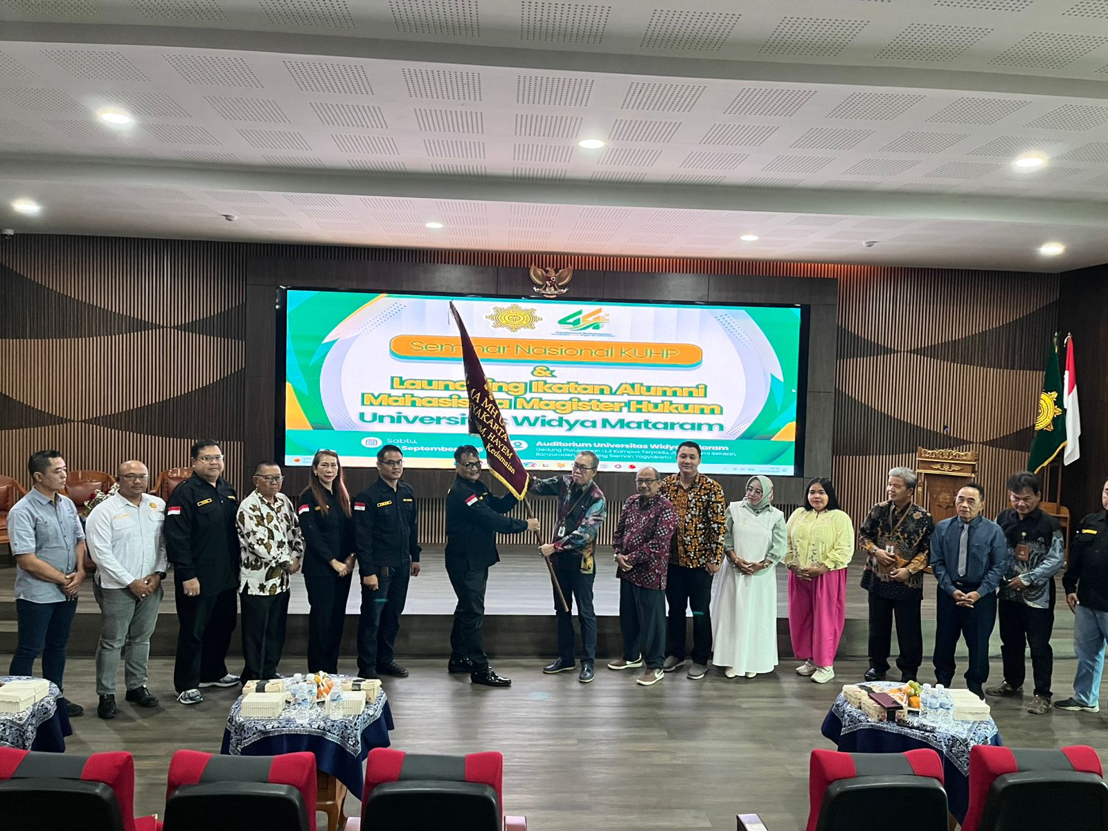 Magister Hukum UWM Gelar Seminar Nasional KUHP dan Resmikan Ikatan Keluarga Alumni dan Mahasiswa 